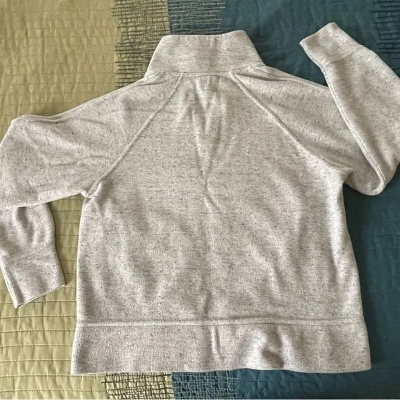 Super cute and functional grey 🩶 Nike sweater - Picture 6 of 6